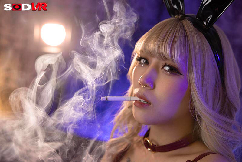 鳳カレン,ギャル,風俗嬢,やさぐれ,バニーコスプレ,タバコ